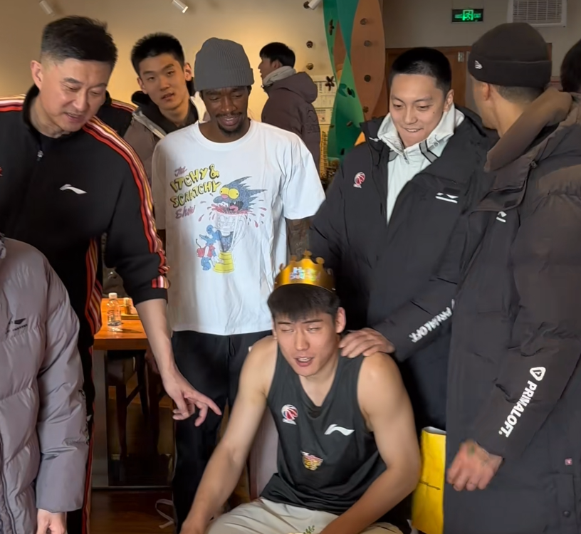 开云官网APP-广东为陈家政庆生！小胡徐杰按捺不住，杜锋待遇拉满，4人下狠手