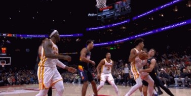 这是真疼！杰伦·约翰逊拿到篮板 吉莱斯皮上抢一拳捶到小杰伦