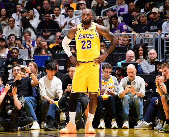 开云智能体验-里夫斯绝平+东契奇加时准绝杀！41岁詹皇甘愿当绿叶 倒地飞扑令人泪目|詹姆斯|勒布朗·詹姆斯|掘金|湖人|奥斯汀·里夫斯_新浪体育_新浪新闻