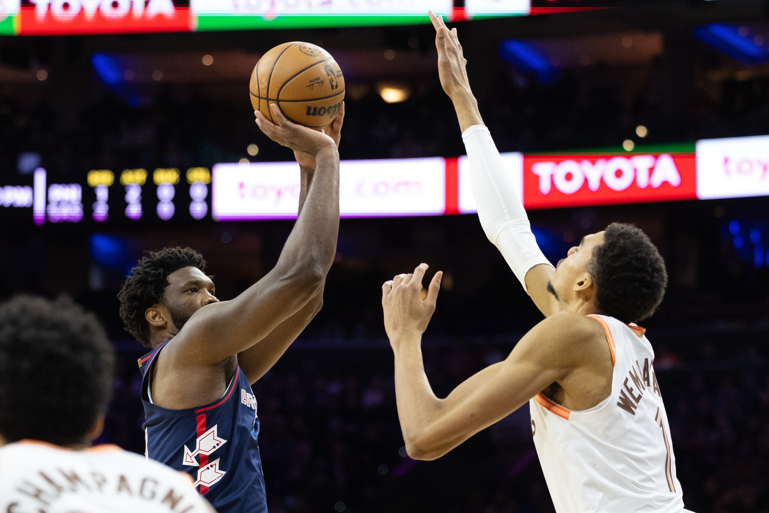 开云数字工具-拿下一血！文班亚马面对恩比德首次获胜 生涯战绩来到1胜2负